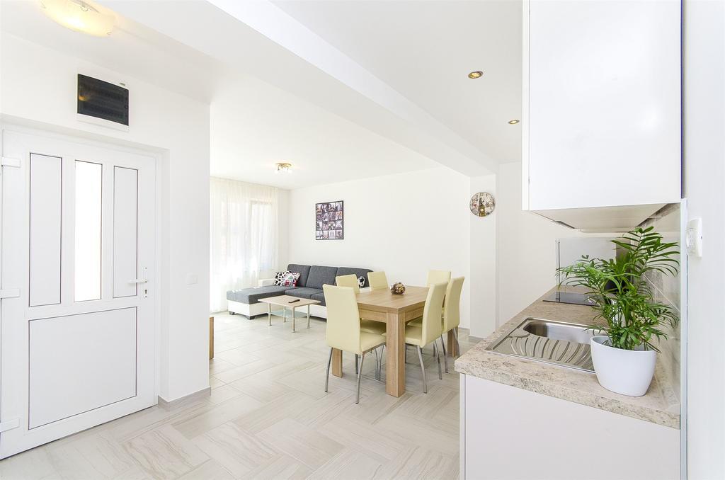 Apartment Darko Подстрана Екстериор снимка